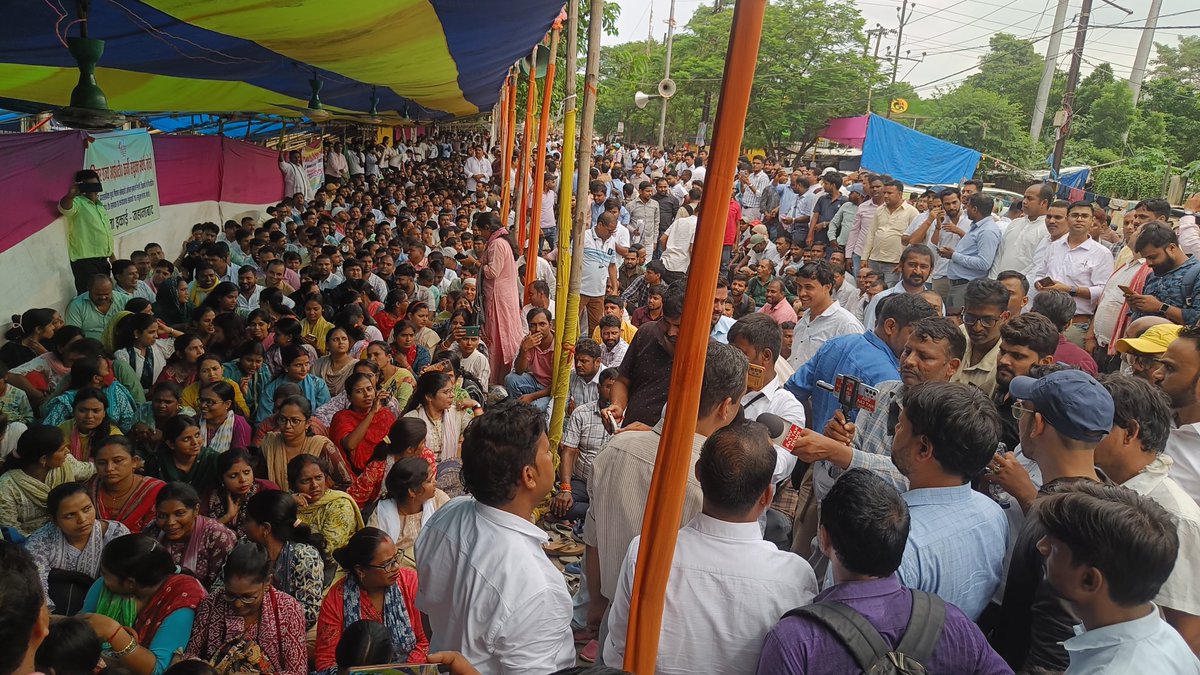 BEASABihar1's tweet photo. बिहार राज्य आईटी कर्मी संयुक्त संघर्ष मोर्चा के आह्वान पर आई.टी. सहायकों व कार्यपालक सहायकों का पटना मे प्रदर्शन 👇

@BJP4Bihar @CMBiharNK @htTweets @IPRDBihar @JagranNews @Jduonline @News18Bihar @NitishKumar @yadavtejashwi @mangalpandeybjp @RJDforIndia @PrashantKishor https://t.co/GgR3R4IyzI