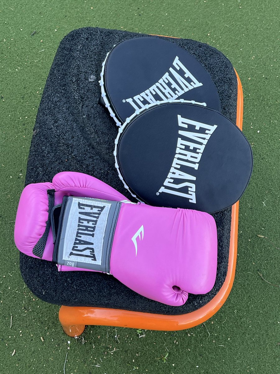 GorillaManFitn1's tweet photo. Sparring with Emma in her workout this morning 💪🥊 #sparringsession #sparringworkout #outsideworkout #everlastboxing #communityboxing #communityfitness https://t.co/Qb1zoezAjM