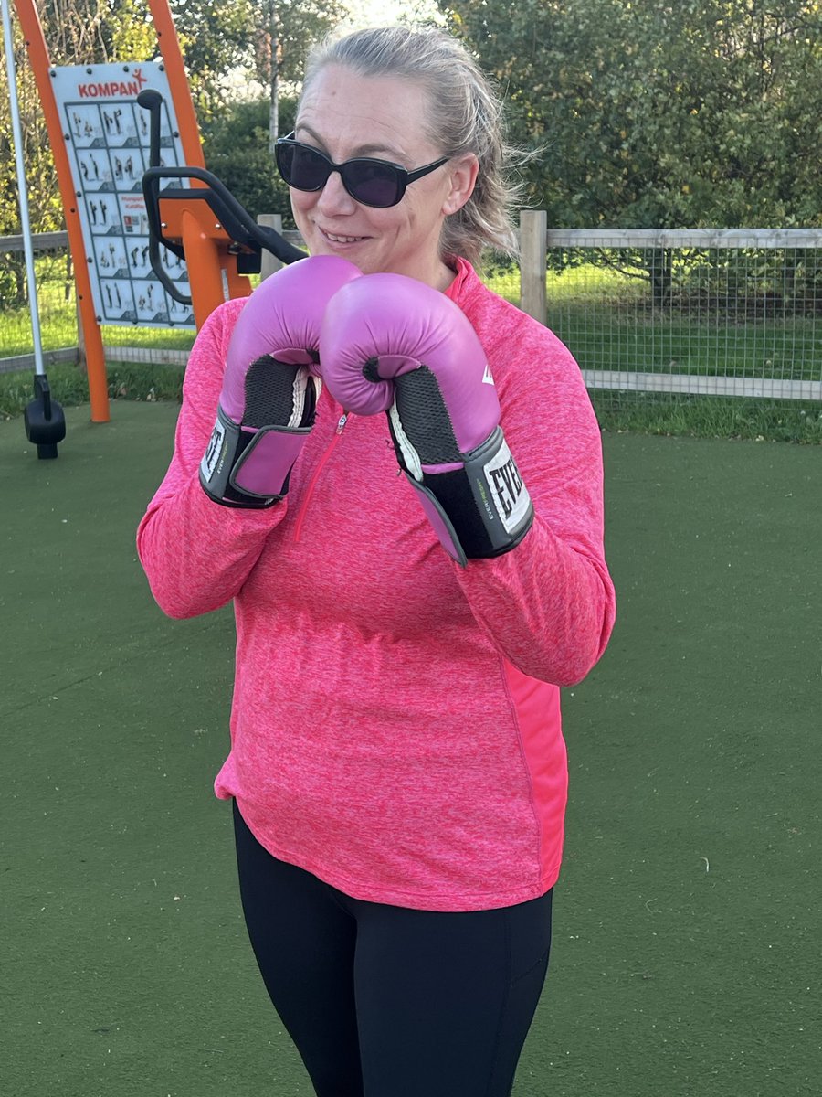 GorillaManFitn1's tweet photo. Sparring with Emma in her workout this morning 💪🥊 #sparringsession #sparringworkout #outsideworkout #everlastboxing #communityboxing #communityfitness https://t.co/Qb1zoezAjM