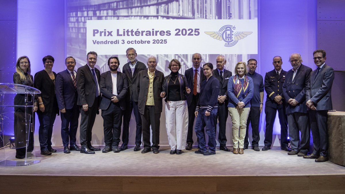 AeroclubFrance's tweet photo. 📖Prix Littéraires de l’@AeroclubFrance 2025 ce 3 octobre dans les salons de l’AéCF

Réunis sur scène autour de la présidente les 5 lauréats, leurs éditeurs, les membres du jury et son président, à l’issue d’une remise de prix très conviviale.
Merci également à nos sponsors qui dotaient ces prix.
#GroupeADP #Airwaysmagazine 
#PL2025AeCF #PrixLittéraires
Photos Gaëlle Cloarec