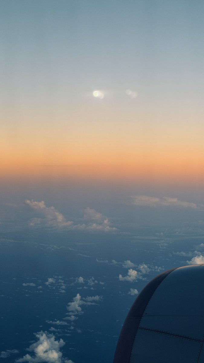 在飛機上看到了又圓又大的月亮。（可惜手機看不清）
祝大家中秋快樂。
Happy Mid-Autumn Festival! 🌕