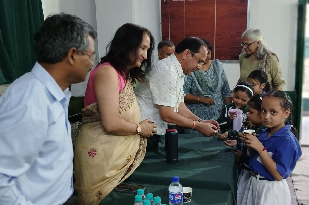 एनीमिया मुक्त भारत कार्यक्रम के अंतर्गत निजी विद्यालयों में आयरन फोलिक एसिड खिलाए जाने का शुभारंभ सेंट थॉमस स्कूल में मुख्य चिकित्सा अधिकारी डॉ0 मनोज शर्मा जी द्वारा किया गया। इस अवसर पर मुख्य चिकित्सा अधिकारी, ACMO डॉ निधि रावत ने बच्चों को IFA दवा खिलायी। <a href="/drdhansinghuk/">Dr.Dhan Singh Rawat</a>