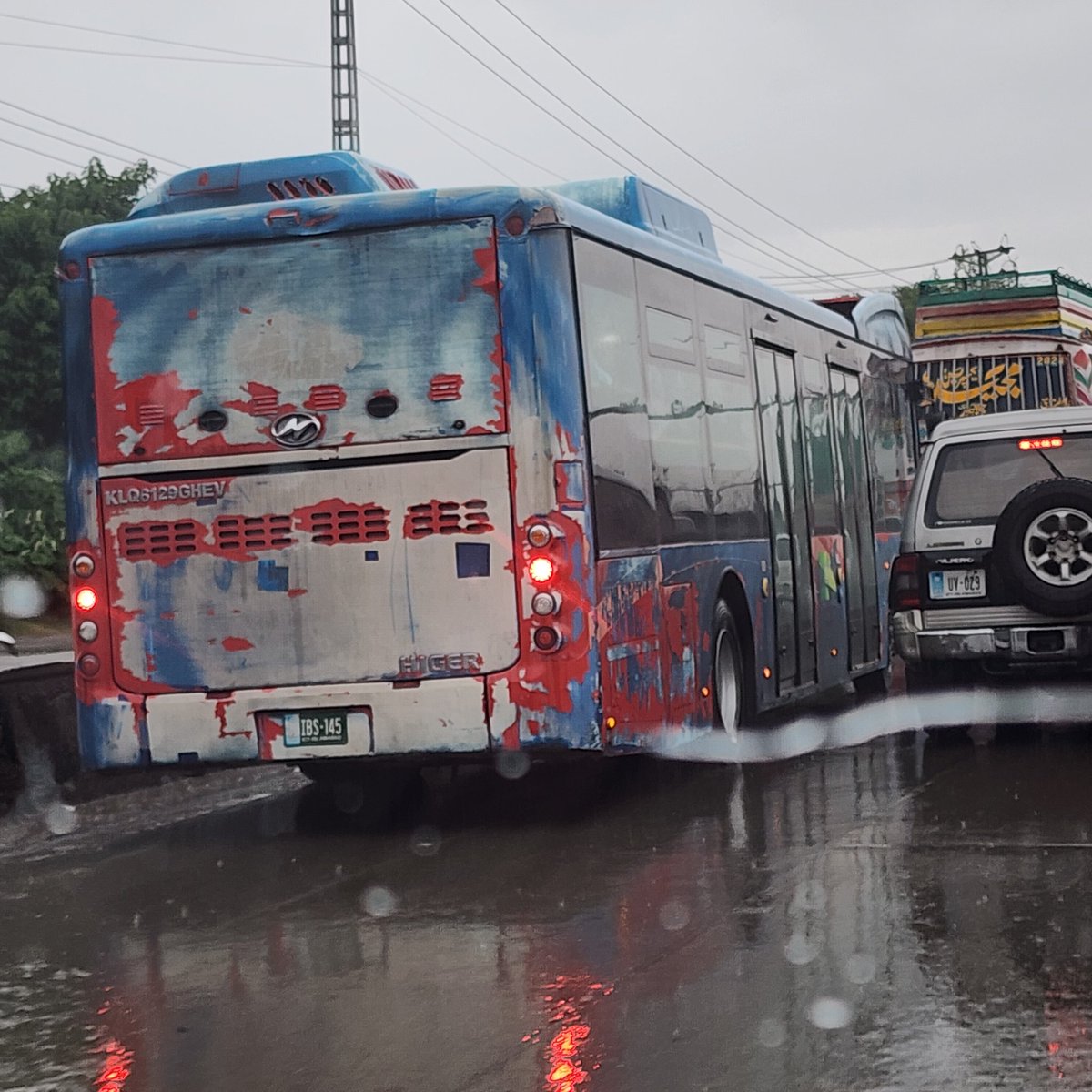 #HappyBirthdayImranKhan
#سالگرہ_مبارک_قیدی_نمبر_804 
اسلام آباد میں "بلیو لائن" بسیں چلائی گئیں، اس والی بلیو کا پینٹ اکھڑا تو نیچے سے پرانی ریڈ والی میٹرو بس نکل آئی 😆