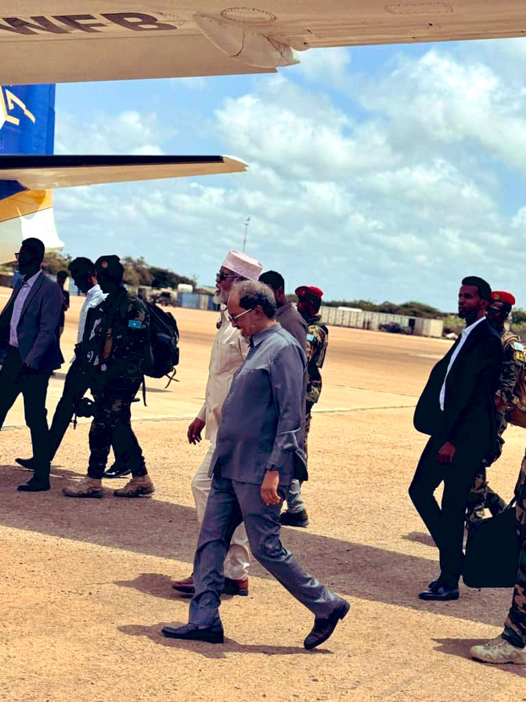 alihwarsame's tweet photo. Kulankii magaaladda #Kismaayo ee M/weynaha #JFS & M/weynaha #Jubbaland dad badan waxay wax u arkaan inuu fashilmey, iyagoo ka arka dhinaca taban oo ah in la soo kala tegay iyadoon heshiis dhameystiran la gaarin.

Anigu waxaan qabaa in uu kulanku ku soo dhammaadey iyadoo dhinacyo badan horumar laga sameeyey sida:

1. Madaxda #DFS & #JL oo si toos ah u wada hadlaya, taas oo meesha ka saareysa sharci-darradii labada dhinac isku tilmaamayeen.
2. Waxaa caddaatey in xalka #Soomaaliya ee arrimaha layski mari la’yahay looga gudbi karo uu yahay wada-hadal iyo wada-ogol kaliya.
3. Waxaa meesha ka baxay warqadihii soo-qabashada ee Ina Suuban Sabriye Axmed iyo Ina Yustur Aw-Cabdi Haaruun.
4. Waxaa lagu heshiiyey in aan la kala tegin ee wadahadaladda la sii wado.

Intaas oo dhan waa dhinacyo togan oo ka dhashey safarkii M/Weynaha #JFS uu ku tegay #Kismaayo.

Koobku kala-bar buu buuxaa iyo kala-bar buu maran yahay, kala macne & milgo roon, xataa haddii natiijada kama dambeysta ahi isku mid tahay.

Maxay kula tahay?