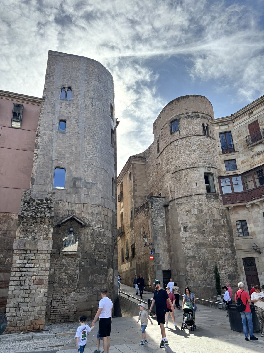 CastleMfl's tweet photo. El barrio gótico https://t.co/SlymISbQx1