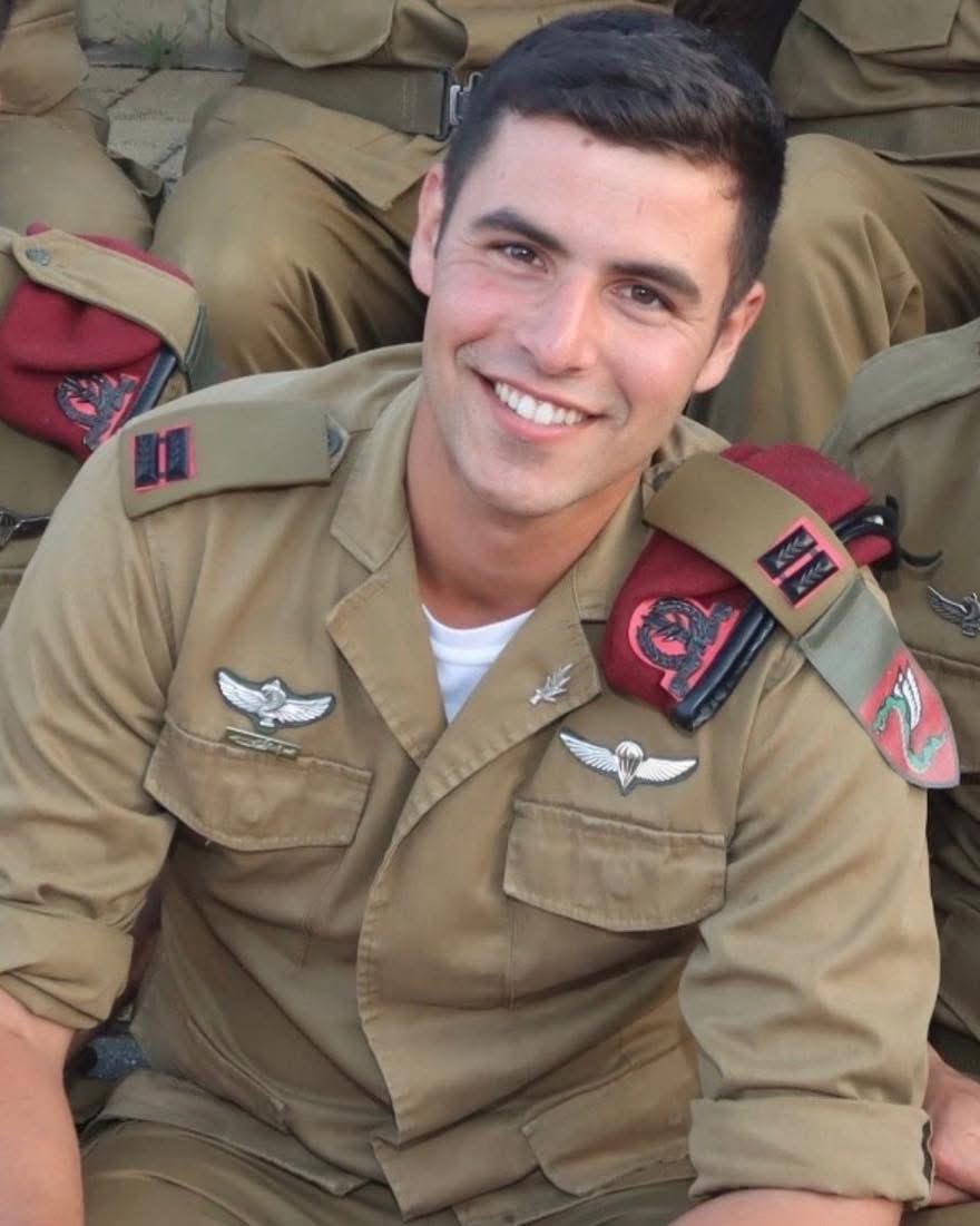 Deel dit op verzoek van de familie die ons wil laten kennismaken met hun heldhaftige zoon, die er niet meer is.
**
Kapitein Roi Nahari was teamcommandant in bataljon 202 van de Parachutistenbrigade.

Op 7 oktober vocht hij helemaal tot aan de Gazastrook, totdat hij samen met zijn