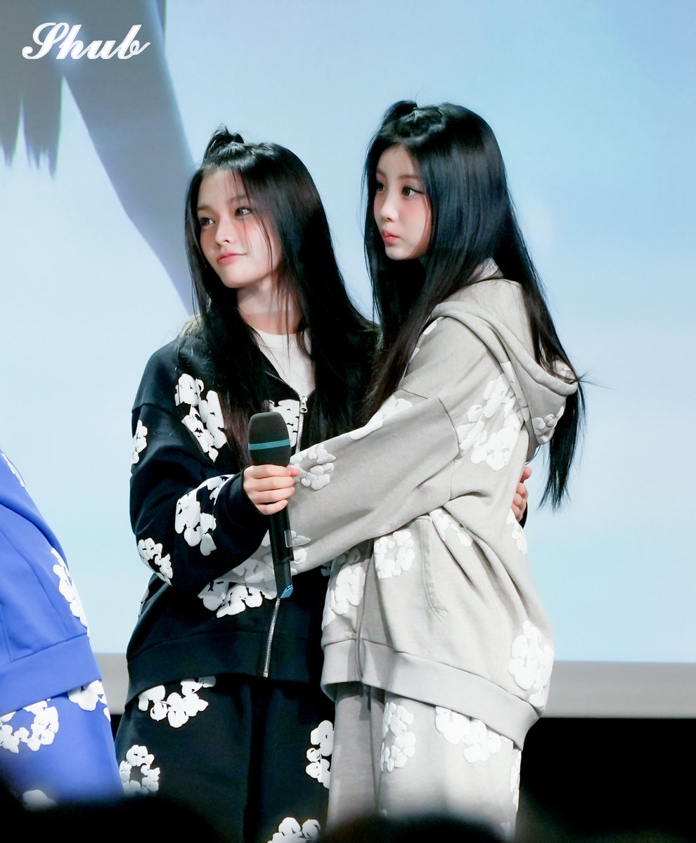 250628
250727 음악중심 미니팬미팅 아일릿
잠에서 막깨어 부스스한 공주님과
그런 언니를보는 애기공주들

#illit #아일릿
#모카 #이로하 #원희