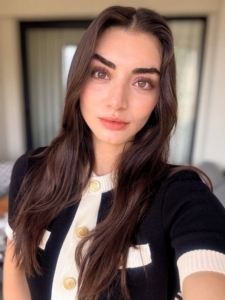 📸| Özge Törer’in instagram hesabındaki gönderi paylaşımları. 🖤

#ÖzgeTörer