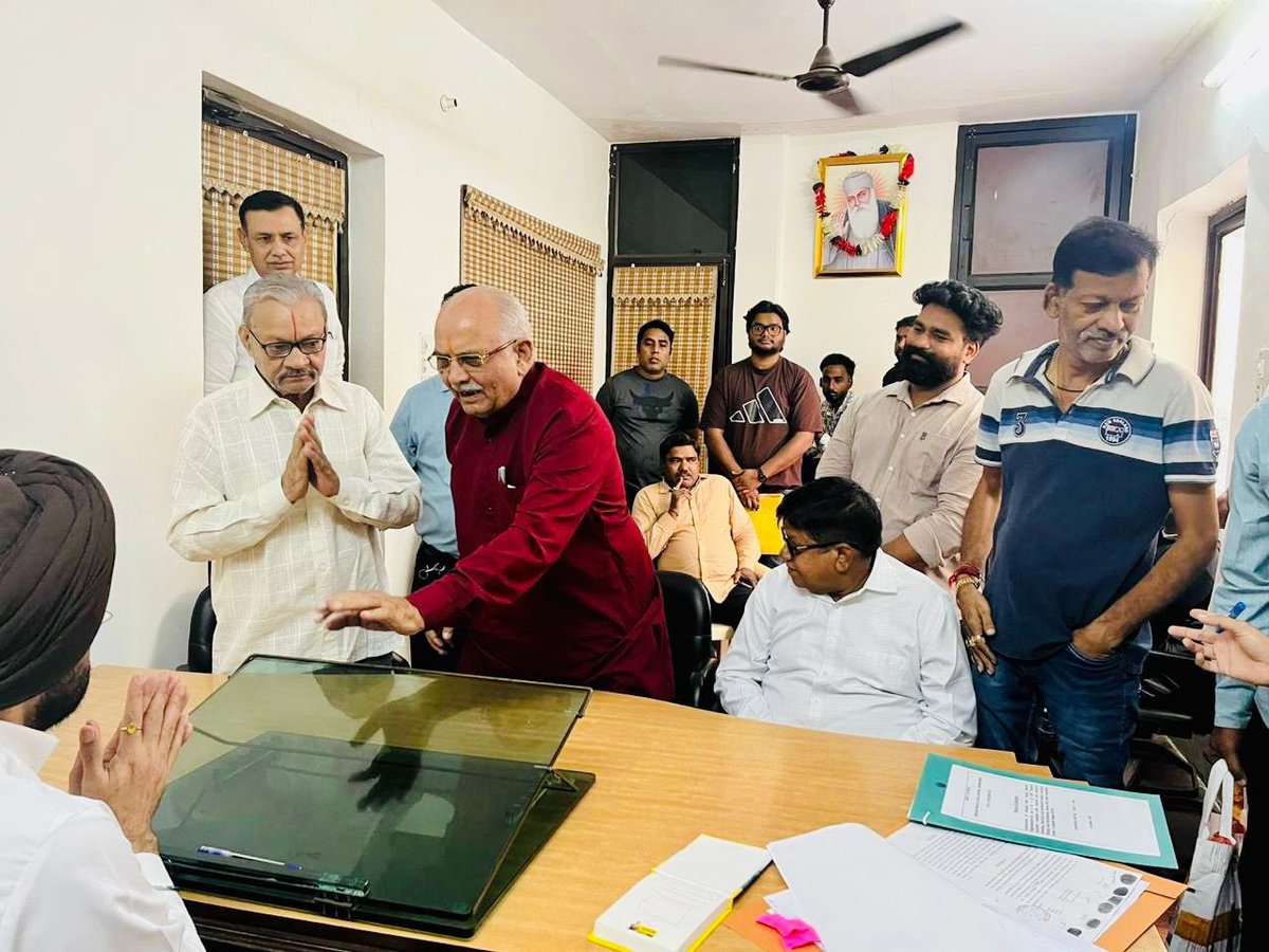 आज जनसंवाद मुहिम के अंतर्गत आज़ाद नगर कार्यालय पर देवतुल्य जनता की समस्याओं को सुनकर यथासंभव समाधान हेतु आश्वस्त किया, 

जनसमस्याओं का समाधान हमारी प्रथम प्राथमिकता है।

#jansamvad