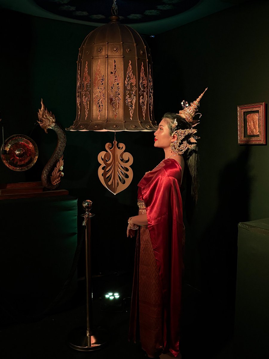 mathailande's tweet photo. 🇹🇭 ✨ La Thaïlande est à l’honneur de la 89ᵉ Foire du Grand Chalon à Chalon-sur-Saône du 3 au 12 octobre 2025 !

Partez à la découverte de Bangkok, des temples cachés, des marchés nocturnes et de l’artisanat local, et savourez des plats typiques au restaurant Le Bangkok. 💃 Laissez-vous transporter par Siam Danse, qui vous fait voyager à travers les danses traditionnelles thaïlandaises.

🎨 Profitez d’un parcours immersif de 500 m² et d’un salon de thé pour une pause détente au cœur de l’exposition.

👉 Toutes les infos et le programme complet : https://t.co/YHVmycBPA7

📅 Du 3 au 12 octobre 2025
📍 PARC DES EXPOSITIONS, 1 RUE D’AMSTERDAM, 71100 CHALON-SUR-SAÔNE

#AmazingThailand #maThailande #ChalonSurSaone #FoireGrandChalon #CultureThailandaise #DanseThai #Voyage #Bangkok #Siam #evenement