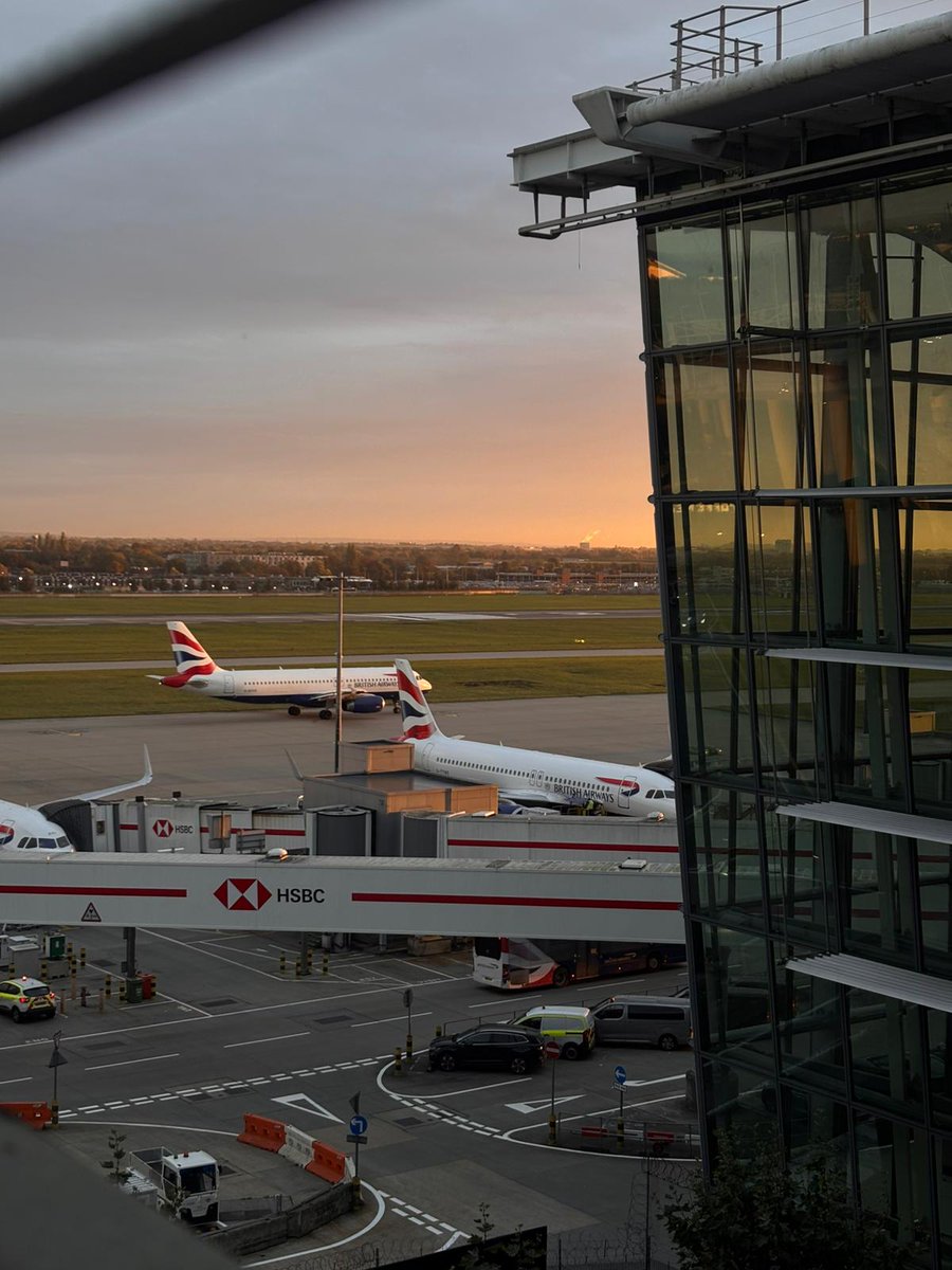 sribena's tweet photo. Amazing view this morning from terminal 5 @HeathrowAirport @avgeekyyz @PlaneSpotIsCool @xaviation https://t.co/oUsFvYIp0M
