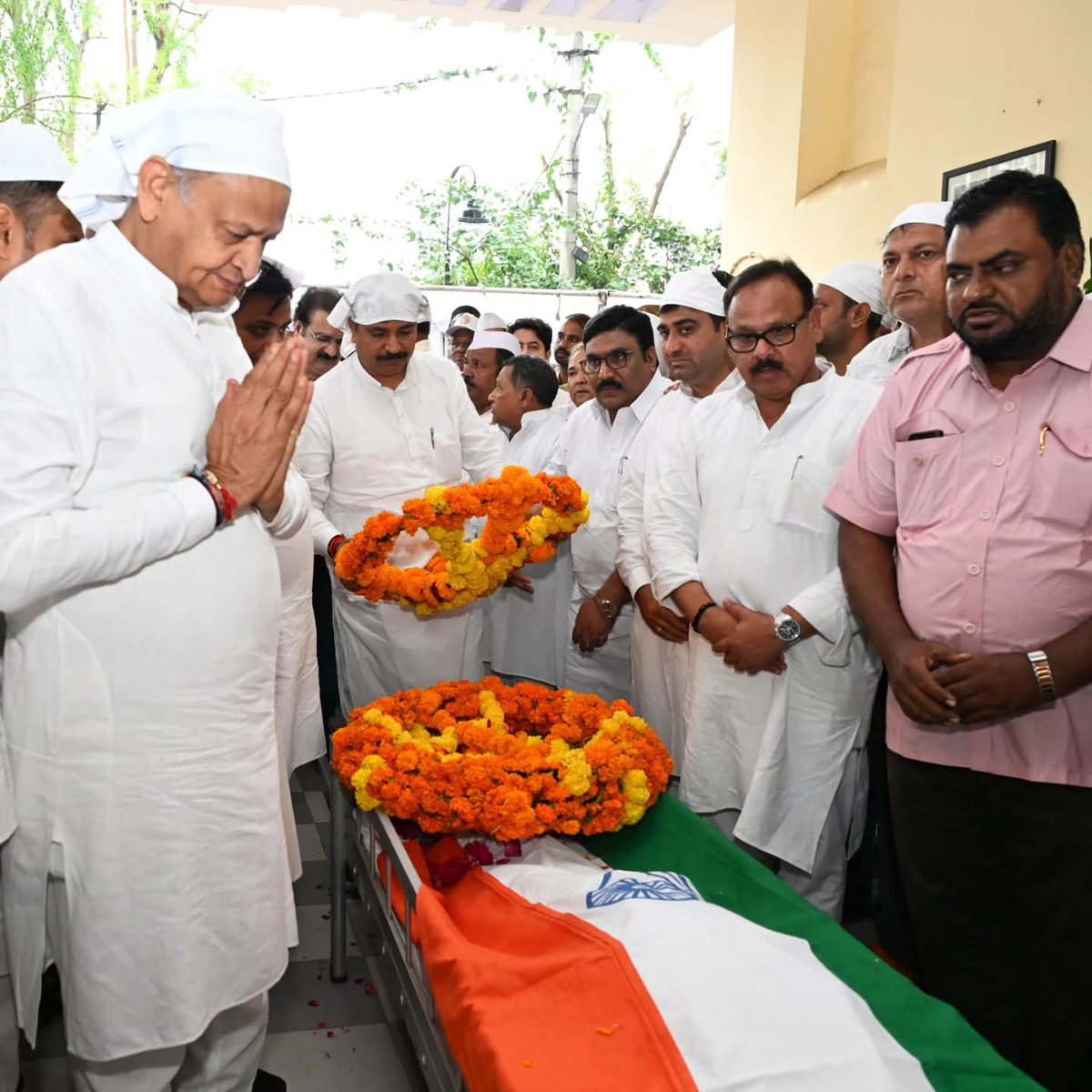 inc_supports4's tweet image. अलविदा अश्क अली टांक साहब।

जयपुर के विद्याधर नगर क़ब्रिस्तान में पूर्व मंत्री व पूर्व सांसद श्री अश्क अली टांक के सुपुर्द-ए-ख़ाक व दुआ-ए-मग़फ़िरत में शामिल हुआ। जनसेवा में उनका योगदान अविस्मरणीय रहेगा। अल्लाह तआला उन्हें जन्नतुल फिरदौस अता फरमाए‌।