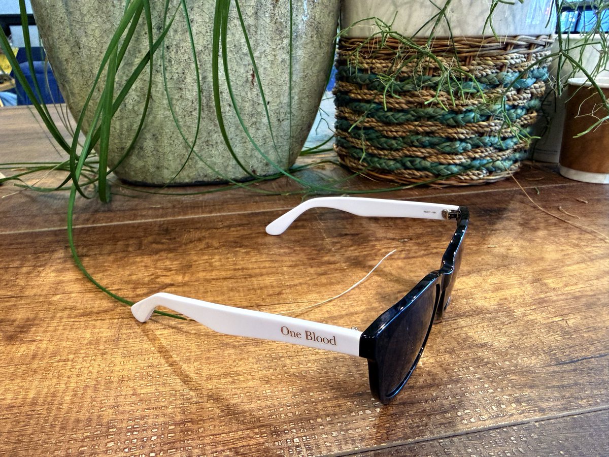 shin_aya65's tweet image. ちょっと遅くなったけど余韻が冷めんから投稿！
色々たまらんかったけど1番きたのは奥さん達の前でたいよう歌ってんのがメロかったぁ

そして彼女がくれたサングラスをつけてTOCさん祝えたのも嬉しかった

次は広島だ！

44さいっおめでとう！
#TOC生誕祭2025 
#Hilcrhymerと繋がりたい 
#Hilcrhyme