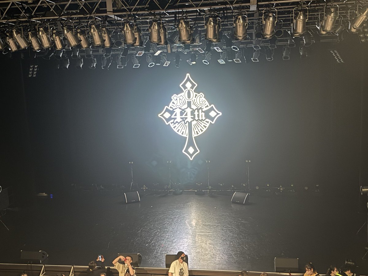 shin_aya65's tweet image. ちょっと遅くなったけど余韻が冷めんから投稿！
色々たまらんかったけど1番きたのは奥さん達の前でたいよう歌ってんのがメロかったぁ

そして彼女がくれたサングラスをつけてTOCさん祝えたのも嬉しかった

次は広島だ！

44さいっおめでとう！
#TOC生誕祭2025 
#Hilcrhymerと繋がりたい 
#Hilcrhyme