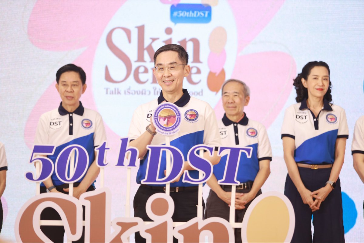 RainbowNewsent's tweet photo. สมาคมแพทย์ผิวหนังแห่งประเทศไทย ฉลองครบรอบ 50 ปี จัดงาน Skin Sense “Talk เรื่องผิวให้ feel good” สำเร็จอย่างยิ่งใหญ่
JAM X SKIN SENSE
#50thDSTXJAM
#แจมรชตะ #JamRachata
#SkinSense #ผิวพูดได้ #50thDST
สมาคมแพทย์ผิวหนังแห่งประเทศไทย (DST) สร้างประวัติศาสตร์อีกหน้าด้วยการจัดงาน Skin Sense “Talk เรื่องผิวให้ feel good” เมื่อวันที่ 4–5 ตุลาคม 2568 ณ Living Hall ชั้น 3 ศูนย์การค้าสยามพารากอน เพื่อเฉลิมฉลองครบรอบ 50 ปีแห่งการดำเนินงานด้านวิชาการโรคผิวหนัง การวิจัยและการเผยแพร่ความรู้แก่ประชาชน โดยตลอดสองวันมีประชาชนหลั่งไหลเข้าร่วมกิจกรรมอย่างคับคั่ง สะท้อนความสำเร็จของสมาคมฯ ในการสร้างพื้นที่ให้สังคมหันมาใส่ใจสุขภาพผิวมากยิ่งขึ้น
.
ครึ่งศตวรรษแห่งการดูแลผิวหนังคนไทย
สมาคมแพทย์ผิวหนังแห่งประเทศไทย ก่อตั้งขึ้นเมื่อปี พ.ศ. 2518 ตลอดเวลากว่า 50 ปีที่ผ่านมา สมาคมฯ ทำหน้าที่เป็นศูนย์กลางทางวิชาการในการพัฒนาองค์ความรู้ทางด้านโรคผิวหนังอย่างต่อเนื่อง ทั้งการจัดประชุมวิชาการ อัปเดตองค์ความรู้ใหม่ ๆ ให้แก่แพทย์สมาชิก และเผยแพร่ข้อมูลที่ถูกต้องแก่ประชาชน พร้อมทั้งขับเคลื่อนกิจกรรมเพื่อสังคมด้านการดูแลสุขภาพผิวในมิติต่าง ๆ
.
เปิดมิติใหม่ “ฟังเสียงผิว”
ปีนี้ สมาคมฯ ได้เปิดตัวแคมเปญ Skin Sense #ผิวพูดได้ ภายใต้แนวคิดว่า “ทุกอาการของผิวคือภาษาที่กำลังบอกเรา” ไม่ว่าจะเป็นผื่น คัน แสบ แดง ผมร่วง หรือเล็บเปลี่ยนสี ล้วนเป็นสัญญาณที่ผิวต้องการสื่อสารกับเรา เพียงแต่หลายคนยังไม่เคยเรียนรู้ที่จะฟังและเข้าใจมันอย่างจริงจัง งานนี้จึงถูกออกแบบให้เป็นพื้นที่ที่ประชาชนทุกคนสามารถ “ฟังเสียงผิว” ของตัวเองได้อย่างใกล้ชิด
.
กิจกรรมหลากหลาย สร้างการเรียนรู้และการมีส่วนร่วม
ภายในงานมีการจัดกิจกรรมที่ได้รับความสนใจอย่างล้นหลาม ได้แก่
• แบบประเมินและสังเกตผิวออนไลน์
• บริการปรึกษาปัญหาผิวฟรีกับแพทย์ผู้เชี่ยวชาญด้านผิวหนัง
• บริการตรวจความครอบคลุมของพื้นที่ผิวหนังจากการทาครีมกันแดดด้วย UV Camera
• บริการตรวจสุขภาพหนังศีรษะและเส้นผม
• รวมทั้งเวทีเสวนา Talk Session ในประเด็นที่เข้าถึงง่ายและใกล้ตัว เวทีเสวนาเข้มข้นจากแพทย์และแขกรับเชิญ
หัวข้อเสวนาที่ได้รับความสนใจ อาทิ
o Now and Next: Dermatology – เสียงของผิว
o Now and Next: Trichology – เสียงของผม
o “ฟัง” เสียงเตือนก่อนจะสาย จากโรคสะเก็ดเงิน
o “พูด” เรื่องผิวอย่างมั่นใจและปลอดภัย
o “อ่าน” สัญญาณผิวจากผื่นภูมิแพ้และผื่นแพ้สัมผัส
o “เขียน” อนาคตผิวที่ดี
.
โดยมีการเปิดงานอย่างเป็นทางการในวันที่ 4 ตุลาคม 2568
นพ. จินดา โรจนเมธินทร์ นายกสมาคมแพทย์ผิวหนังแห่งประเทศไทย กล่าวเปิดงาน และพร้อมด้วยตัวแทนจากสมาคมแพทย์ผิวหนังฯ ร่วมทำพิธีเปิดงานอย่างเป็นทางการบนเวทีและงานครั้งนี้ยังได้คนดังจากวงการบันเทิงมาร่วมแชร์ประสบการณ์เรื่องผิว ไม่ว่าจะเป็น
Moderator : นพ. สมิทธิ์ อารยะสกุล (หมอโอ๊ค)
Secial Guest : แจม–รชตะ หัมพานนท์
และ ในวันที่ 5 ตุลาคม 2568 กับ
Moderator : พญ. กอบกุลยา จึงประเสริฐศรี (หมอเพื่อน) และ คุณอาร์ต สัจจากาจ จิตรพึงธรรม
Special Guests : เก่ง–หฤษฎ์ บัวย้อย และ น้ำปิง–นภัสกร ปิงเมือง
ทำให้ผู้เข้าร่วมงานได้เห็นว่าปัญหาผิวไม่ใช่เรื่องไกลตัว แต่เป็นสิ่งที่ทุกคนสามารถพบเจอ และควรใส่ใจการดูแลตั้งแต่วันนี้
งาน Skin Sense “Talk เรื่องผิวให้ feel good” จึงไม่เพียงเป็นการเฉลิมฉลองครบรอบ 50 ปีของสมาคมฯ แต่ยังเป็นก้าวสำคัญที่ทำให้ประชาชนได้ตระหนักว่า “ผิวพูดได้…และเราทุกคนควรเริ่มฟัง”