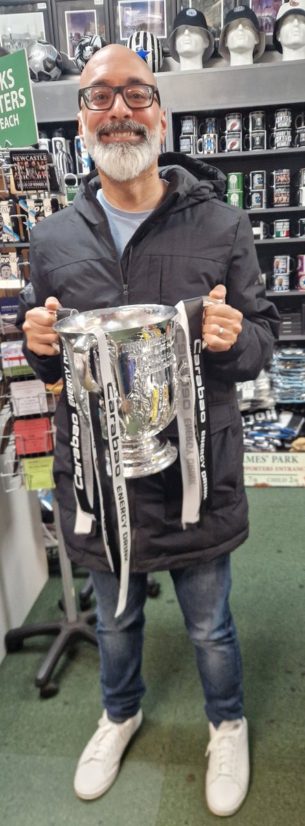 If you got a programme from yesterday's win over Forest, you might've read about Roy Kaviani of <a href="/NewcastleQatar/">Newcastle United Supporters Club Qatar</a> in the Mags Around The World feature. Great to see him in our St Andrews Street store this morning! And great to mark his return to SJP with three points!
👍⚫️⚪️