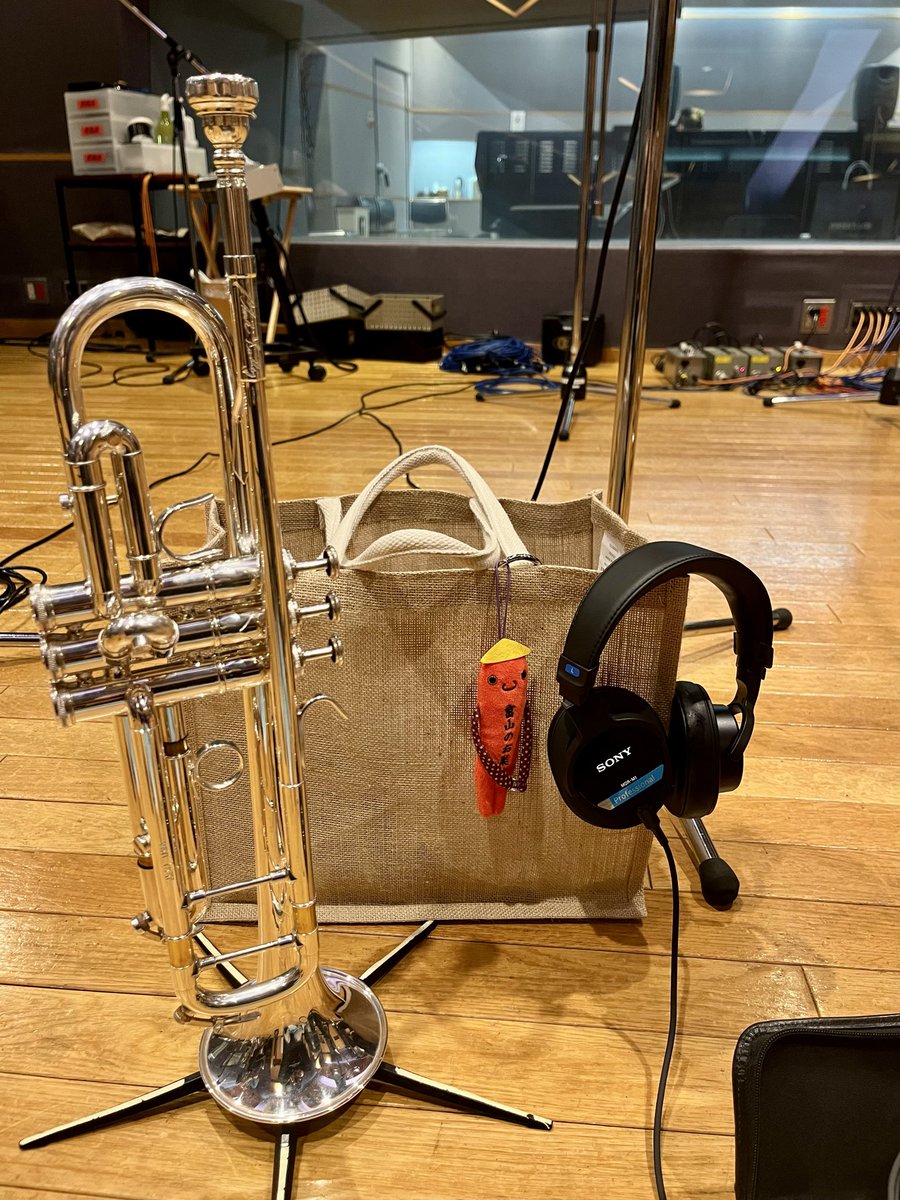 yunakatp's tweet image. ブラスアレンジを担当した楽曲のレコーディング無事に終了！

ハイトーンもたくさん吹きました🎺
完成が楽しみです😊

SONY MDR-M1すごく使いやすいです🎧

#トランペット
#レコーディング
#ヘッドフォン
#本日のモケケ