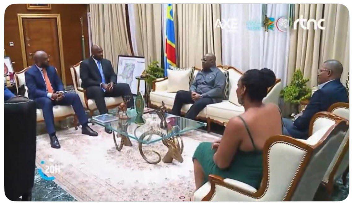 AbuduYawolo's tweet photo. C’est qui cette FEMME qu’on autorise à entrer dans le bureau du Président en robe dos-nu ? Et cela, devant les caméras, pendant que tous les hommes sont en veste.
Franchement, ce manque de décence et de rigueur protocolaire choque.
Moi, on m’a déjà refusé l’accès au cabinet d’un ministre simplement parce que je portais un polo Lacoste pourtant importé directement du Canada. (Efuta Billet d'avion na Ngo 🛫)
Deux poids, deux mesures ? Ou bien les règles de respect institutionnel ne s’appliquent plus à tout le monde ?

Honorable D'jessy Mboma