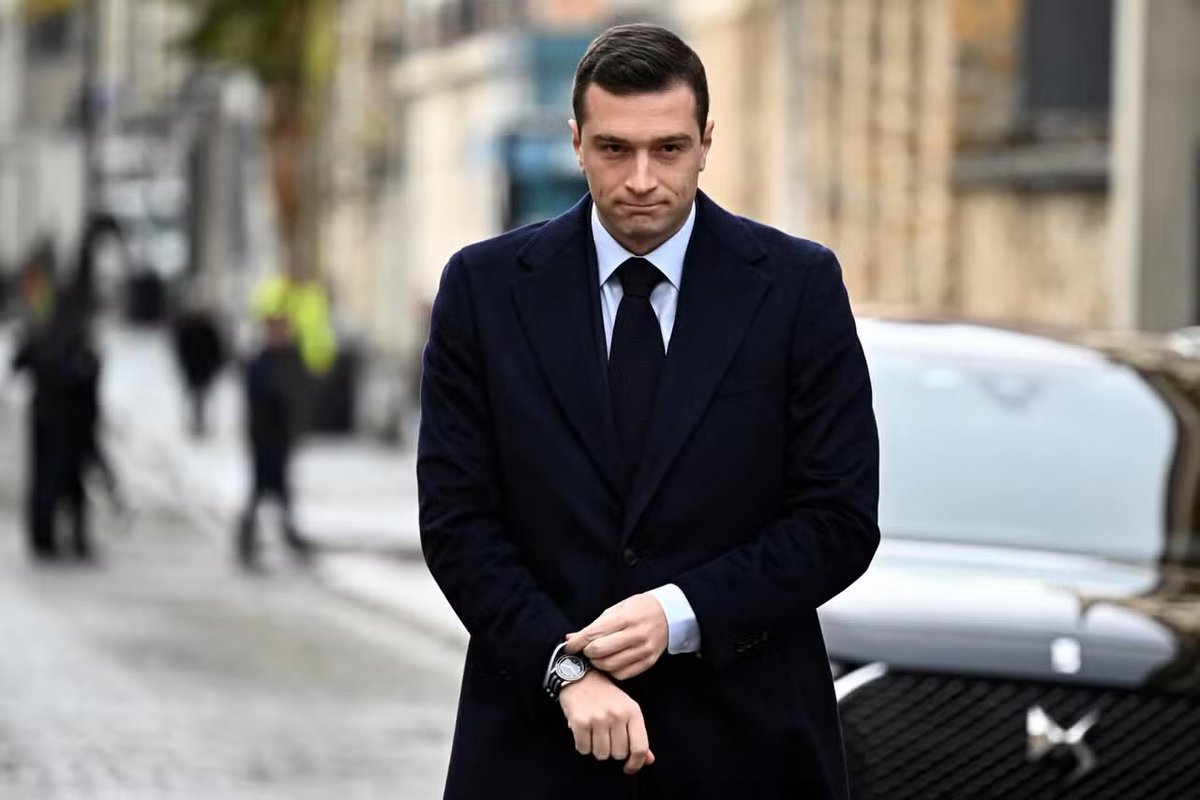 BREAKING:

Following today’s collapse of the French government, the leader of National Rally  Jordan Bardella now calls for snap elections.

He says that Macron can’t continue appointing prime ministers and that the only way stability can be returned is through new elections.