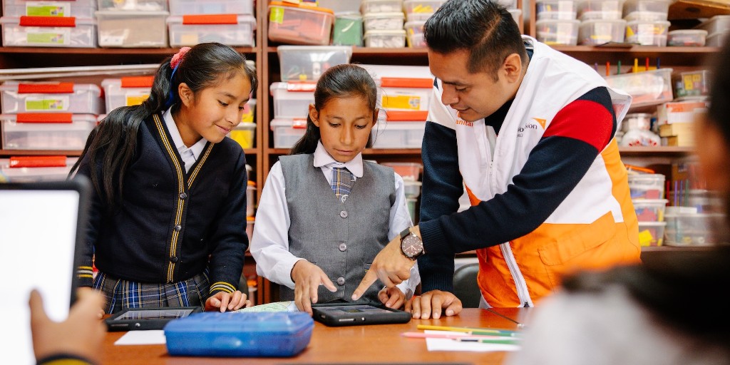 AI is reshaping disaster response, climate forecasting, and displacement prediction. But will it deepen inequalities and displace #humanitarian jobs? This silent 'reset' could be an opportunity to reimagine aid #AIforGood #EthicalAI #FutureofWork ow.ly/NCEY50X5g6C