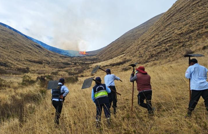 COENPeru's tweet photo. 📢 Cusco: el 5/10 se reportó un #IncendioForestal en el sector Miskipata, distrito de #Lucre, provincia Quispicanchi. Serenazgo y brigadistas del gobierno local extinguieron el fuego. (1/2) https://t.co/Q3CSHKZGqb