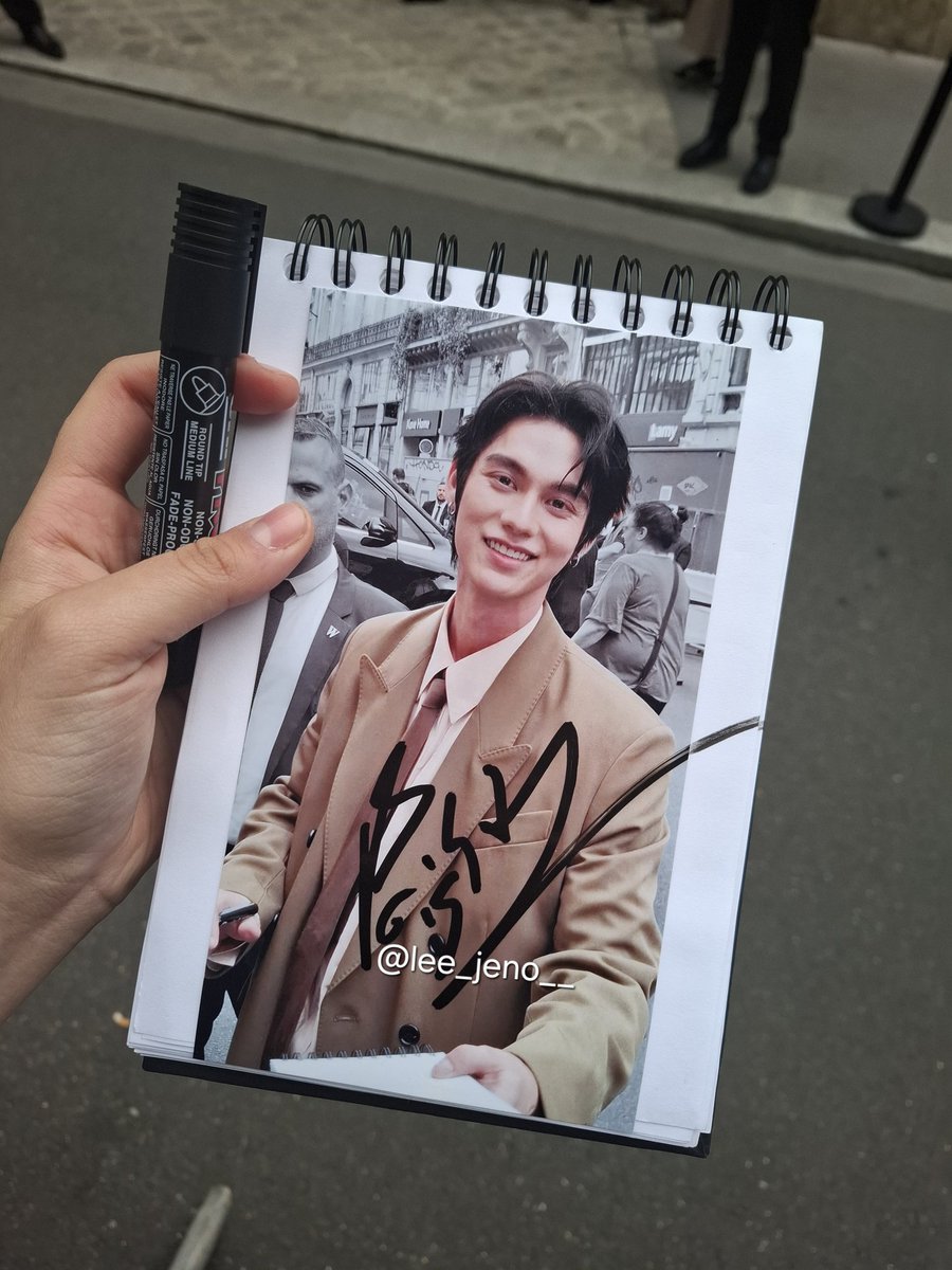 lee_jeno__'s tweet photo. I Get an autograph on the photo I took in June at the Ami fashion show, plus he took my pen haha ✨️🥹
I want to cry he makes me so happy 😩
#SACAIxBRIGHT
#SACAI
#BrightInParis
#bbrightvc @bbrightvc https://t.co/iLVstLOPzR