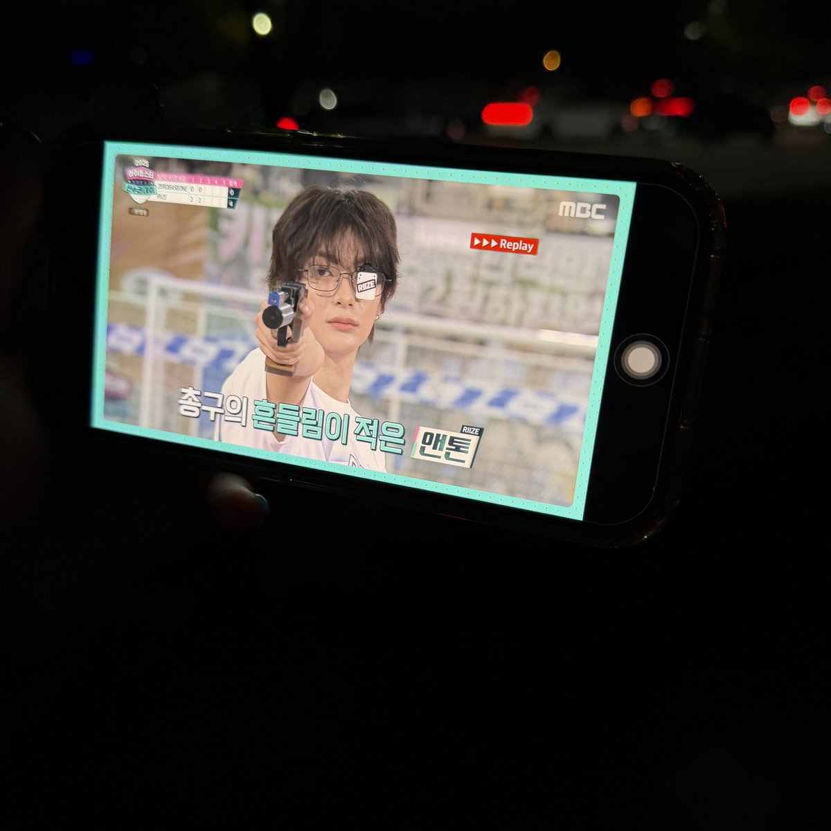 2chan0e's tweet image. #2025아이돌스타_선수권대회
#아육대본방사수
#RIIZE #앤톤 

아, 사격도 잘하면 어쮀
금매달도 어울리면 어쮀
앤톤 싸폴도 나한테 오면 어쮀
지화자. 💃🏻

라이즈 브리즈 뜬다.
사격 금메달 축하해 🥇