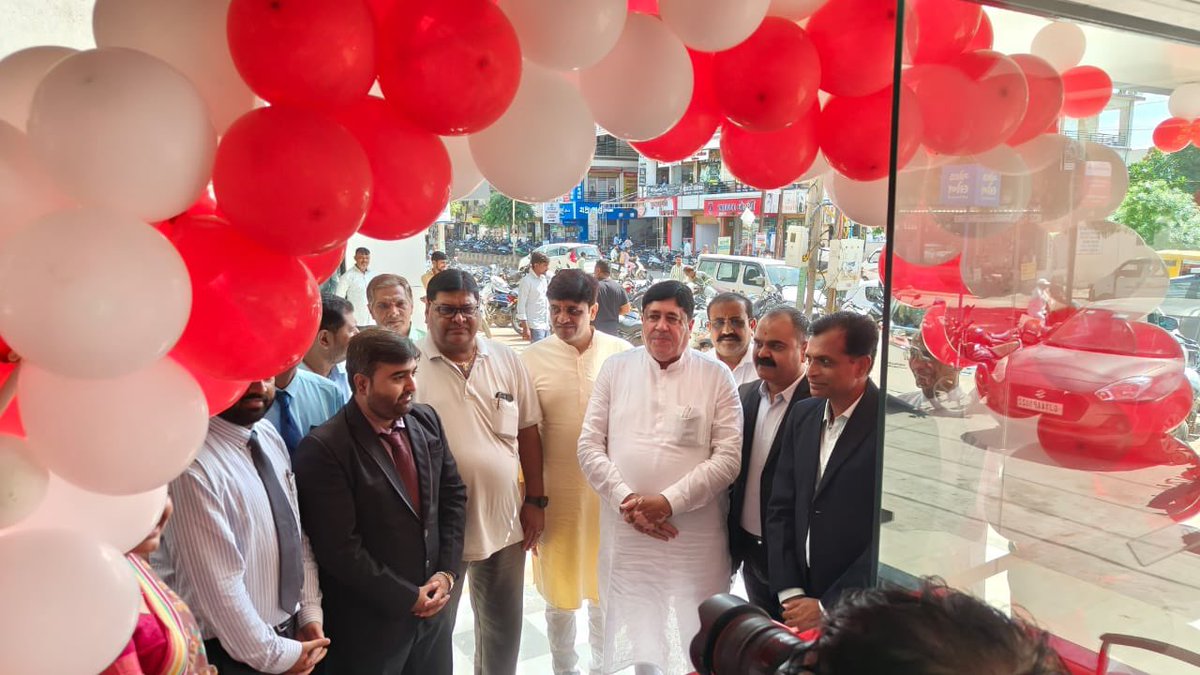 manish_sanghani's tweet image. અમરેલી ખાતે ઇફ્કો અને એન.સી.યુ.આઇ. ના અધ્યક્ષ મારા પિતાશ્રી દિલીપભાઈ સંઘાણી ના વરદ હસ્તે કોટક મહિન્દ્રા બેંક ના નૂતન બ્રાંચ નો શુભારંભ કરાયો.

अमरेली में इफको एवं एन.सी.यू.आई. के अध्यक्ष एवं मेरे पिताश्री दिलीपभाई संघाणी के वरद हाथों से कोटक महिंद्रा बैंक के नूतन ब्रांच का…