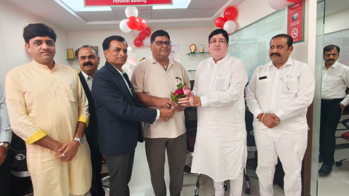 manish_sanghani's tweet image. અમરેલી ખાતે ઇફ્કો અને એન.સી.યુ.આઇ. ના અધ્યક્ષ મારા પિતાશ્રી દિલીપભાઈ સંઘાણી ના વરદ હસ્તે કોટક મહિન્દ્રા બેંક ના નૂતન બ્રાંચ નો શુભારંભ કરાયો.

अमरेली में इफको एवं एन.सी.यू.आई. के अध्यक्ष एवं मेरे पिताश्री दिलीपभाई संघाणी के वरद हाथों से कोटक महिंद्रा बैंक के नूतन ब्रांच का…