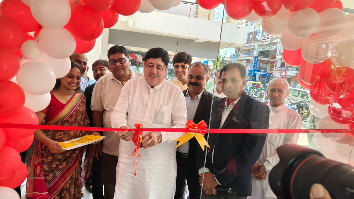 manish_sanghani's tweet image. અમરેલી ખાતે ઇફ્કો અને એન.સી.યુ.આઇ. ના અધ્યક્ષ મારા પિતાશ્રી દિલીપભાઈ સંઘાણી ના વરદ હસ્તે કોટક મહિન્દ્રા બેંક ના નૂતન બ્રાંચ નો શુભારંભ કરાયો.

अमरेली में इफको एवं एन.सी.यू.आई. के अध्यक्ष एवं मेरे पिताश्री दिलीपभाई संघाणी के वरद हाथों से कोटक महिंद्रा बैंक के नूतन ब्रांच का…