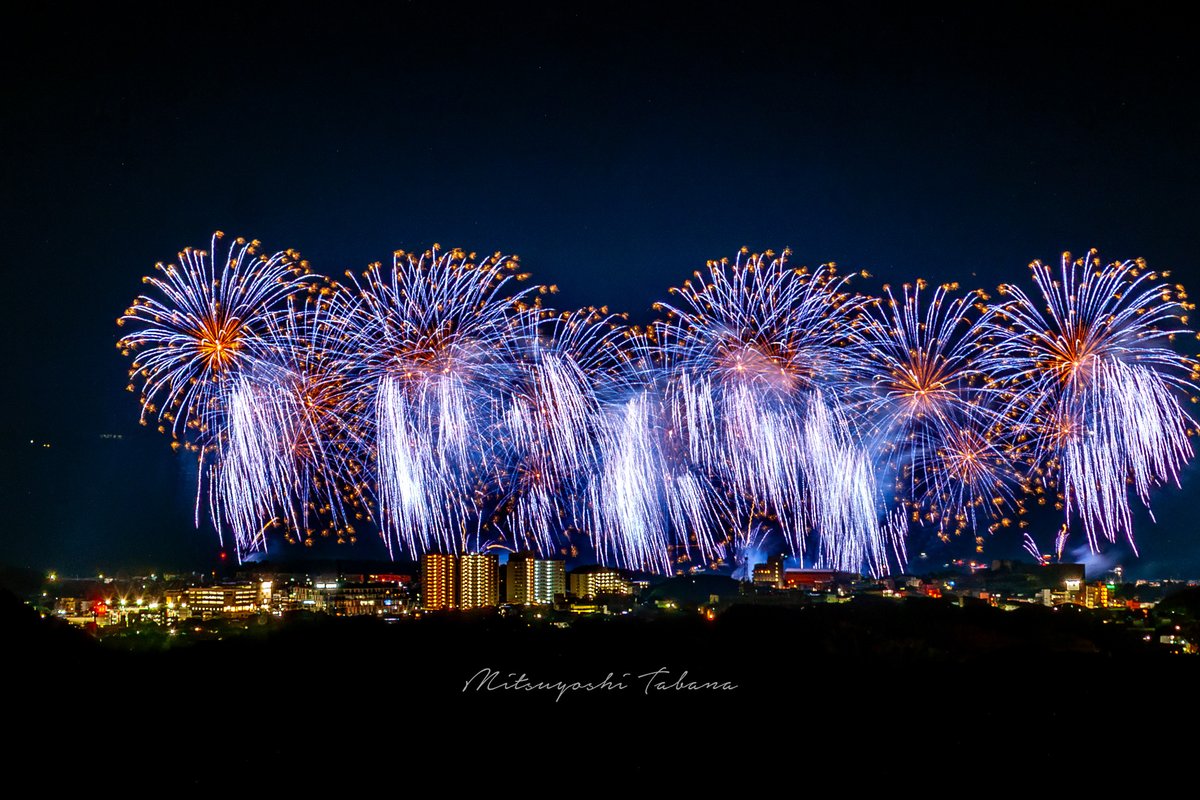 t_informations's tweet image. 街が光に包まれた夜。

📍 和歌山県田辺市
📷 Sony α900 + 75-300mm

#花火大会 #田辺市 #和歌山 #夏の思い出 #スターマイン #虹色花火 #花火撮影 #夜景写真 #fireworksphotography #japan_night_view #sonyalpha #花火好きな人と繋がりたい #第55回田辺花火大会 #私のたなべ