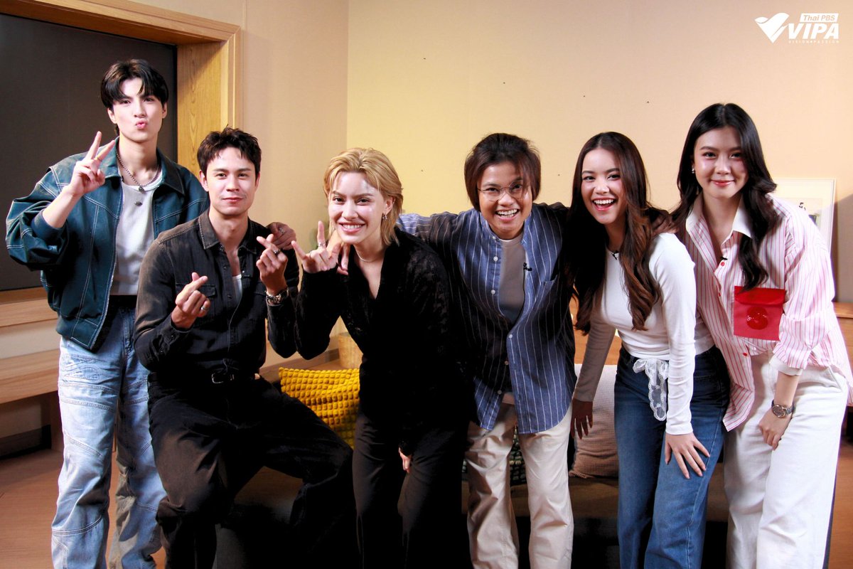 VIPAdotMe's tweet image. 📣 ถึงคิวนักแสดง "วิชาทุก(ข์)พื้นฐาน” บุกห้อง VIPA V Room ! บอกเลยงานนี้ไม่มีการบ้าน มีแต่การเมาท์
.
คุยจัดเต็มเบื้องหลังการเรียน "วิชาความสุข" เบื้องหลังกองถ่ายที่เต็มไปด้วยเสียงหัวเราะ และโมเมนต์น่ารัก ๆ ชวนยิ้มได้ทั้งรายการ นำทัพการเมาท์โดย  นิ้ง ชัญญา , แมน ธฤษณุ , นัทตี้…