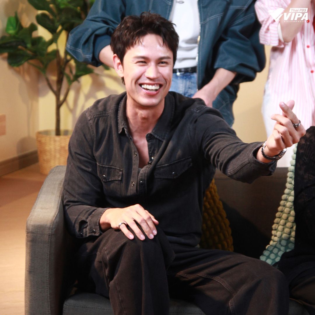 VIPAdotMe's tweet image. 📣 ถึงคิวนักแสดง "วิชาทุก(ข์)พื้นฐาน” บุกห้อง VIPA V Room ! บอกเลยงานนี้ไม่มีการบ้าน มีแต่การเมาท์
.
คุยจัดเต็มเบื้องหลังการเรียน "วิชาความสุข" เบื้องหลังกองถ่ายที่เต็มไปด้วยเสียงหัวเราะ และโมเมนต์น่ารัก ๆ ชวนยิ้มได้ทั้งรายการ นำทัพการเมาท์โดย  นิ้ง ชัญญา , แมน ธฤษณุ , นัทตี้…