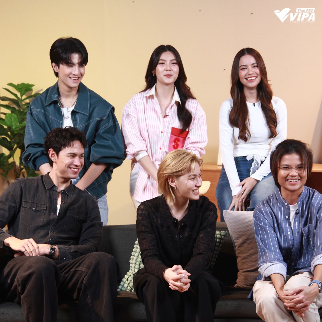 VIPAdotMe's tweet image. 📣 ถึงคิวนักแสดง "วิชาทุก(ข์)พื้นฐาน” บุกห้อง VIPA V Room ! บอกเลยงานนี้ไม่มีการบ้าน มีแต่การเมาท์
.
คุยจัดเต็มเบื้องหลังการเรียน "วิชาความสุข" เบื้องหลังกองถ่ายที่เต็มไปด้วยเสียงหัวเราะ และโมเมนต์น่ารัก ๆ ชวนยิ้มได้ทั้งรายการ นำทัพการเมาท์โดย  นิ้ง ชัญญา , แมน ธฤษณุ , นัทตี้…