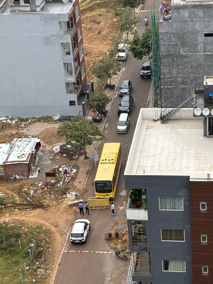 RenuSharma2005's tweet image. ⁦@cmohry⁩ Dear Sir, Vatika in Sector 83 is blocking internal roads and not allowing school buses to pass. These buses drop kids at Vatika &amp;amp; G21 and then go to Emaar Palm Gardens, Sector 83. Kindly intervene to ensure smooth passage for school buses. #Gurugram #Sector83