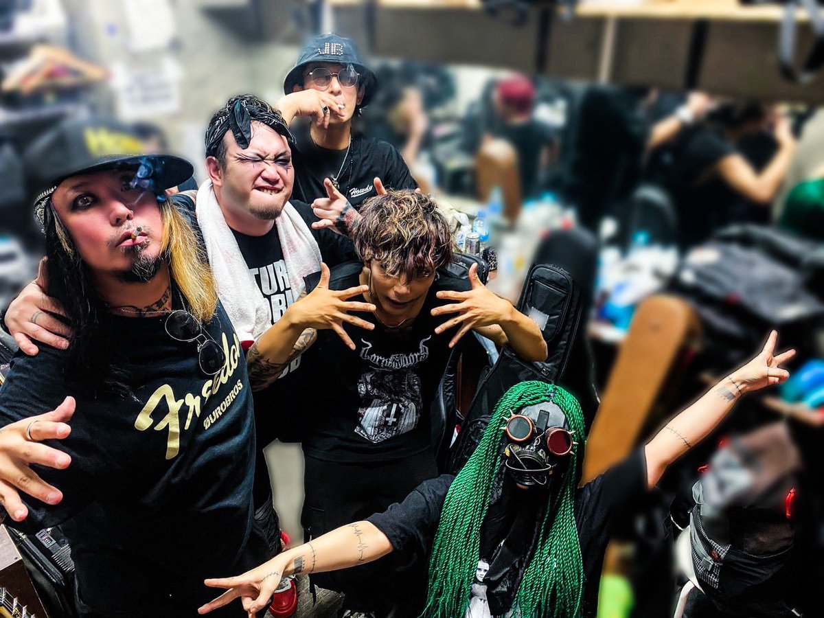 MaT_RONOVELL's tweet photo. 尊敬する先輩方達&たお✨
轟音+最強🔥
ありがとうございました😌
#OXYMORPHONN https://t.co/g8tziqobog
