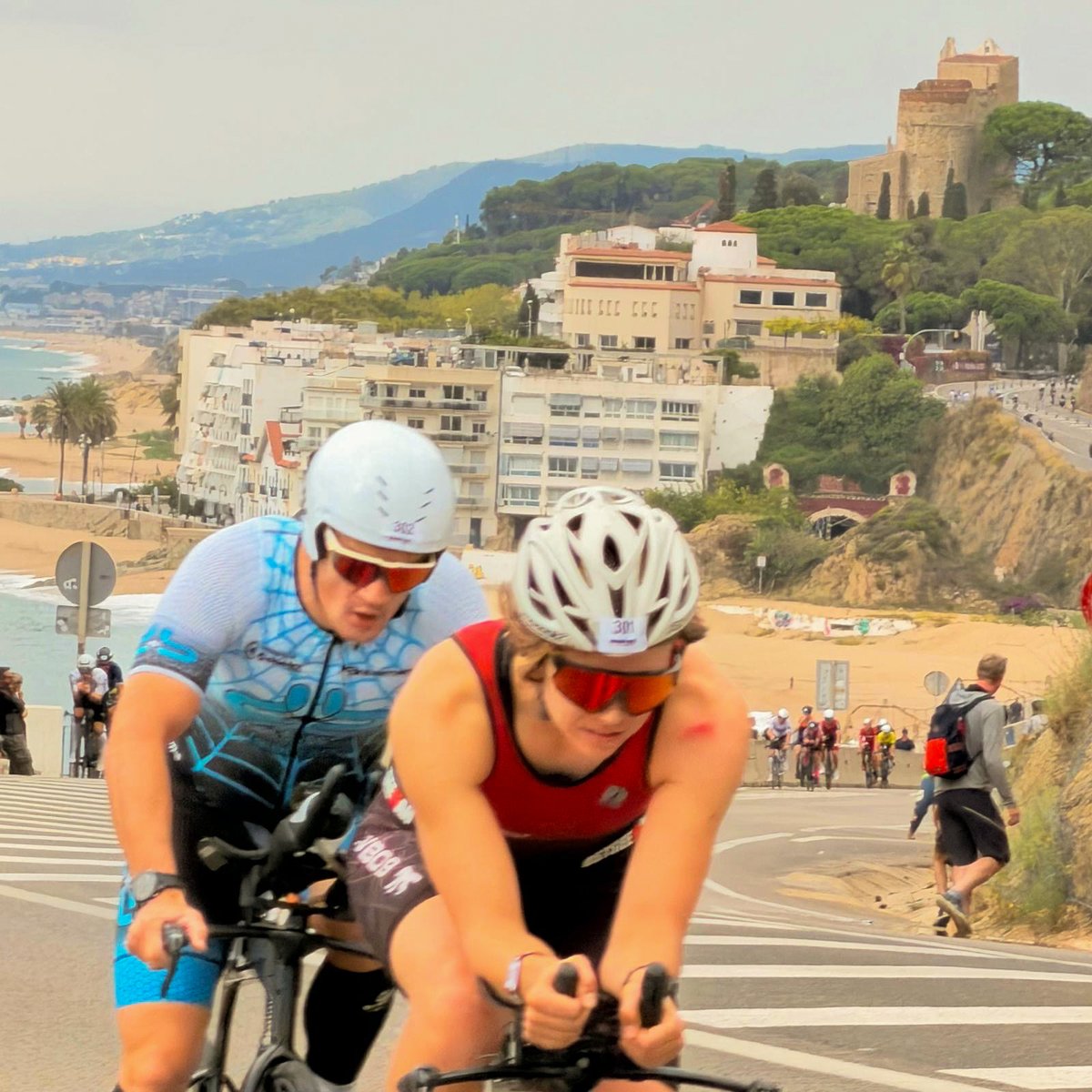 EUHTStPOL's tweet image. 🏊‍♂️🚴‍♂️🏃‍♂️ Este domingo, miles de triatletas del IRONMAN Barcelona cruzaron Calella… ¡pasando justo por delante de EUHT StPOL! 💪

Así se vivió la emocionante jornada en primera línea 🙌🏼

#EUHTStPOL #IronmanBarcelona #Ironman #IronmanCalellaBarcelona #Ciclismo #Triatlón #Sport