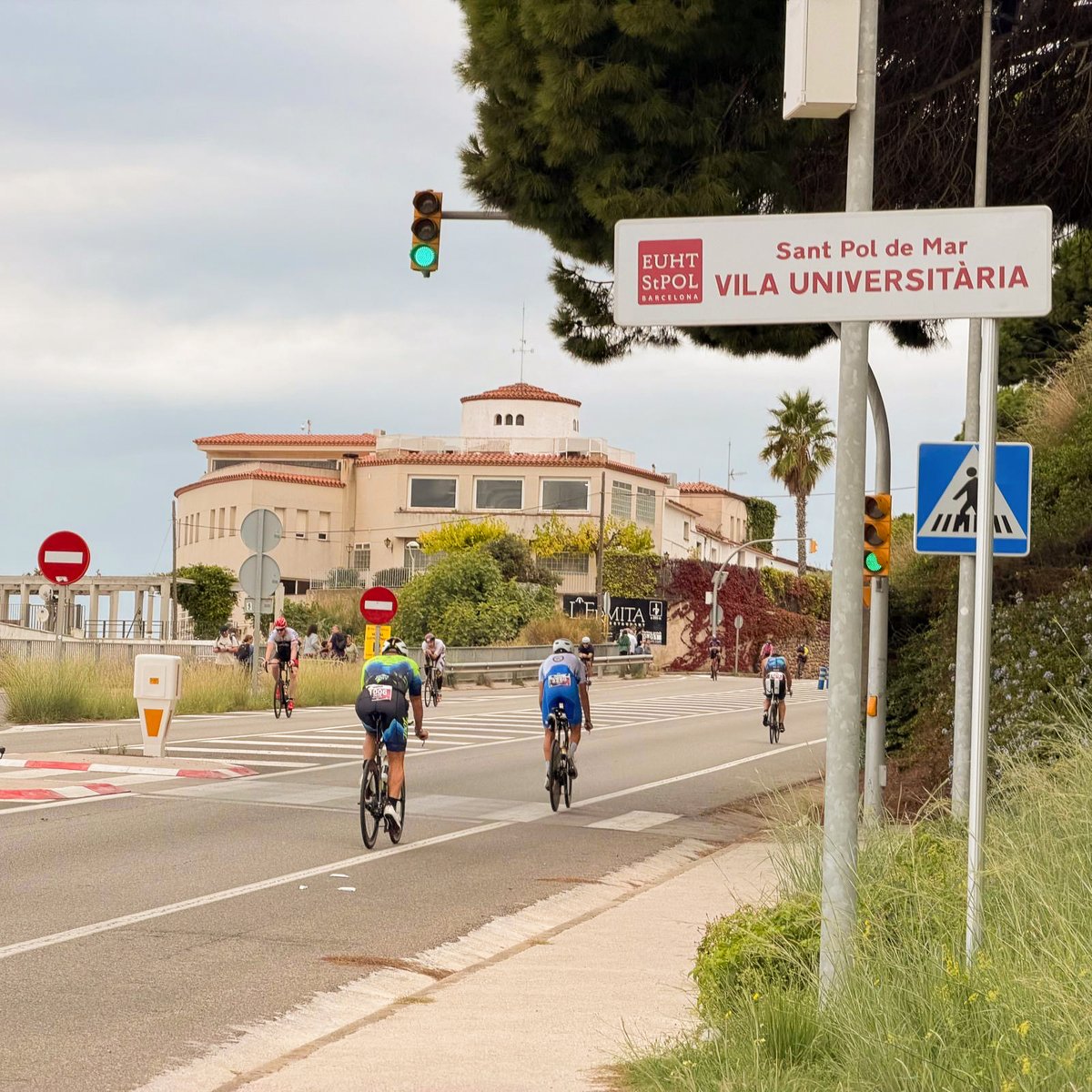 EUHTStPOL's tweet image. 🏊‍♂️🚴‍♂️🏃‍♂️ Este domingo, miles de triatletas del IRONMAN Barcelona cruzaron Calella… ¡pasando justo por delante de EUHT StPOL! 💪

Así se vivió la emocionante jornada en primera línea 🙌🏼

#EUHTStPOL #IronmanBarcelona #Ironman #IronmanCalellaBarcelona #Ciclismo #Triatlón #Sport