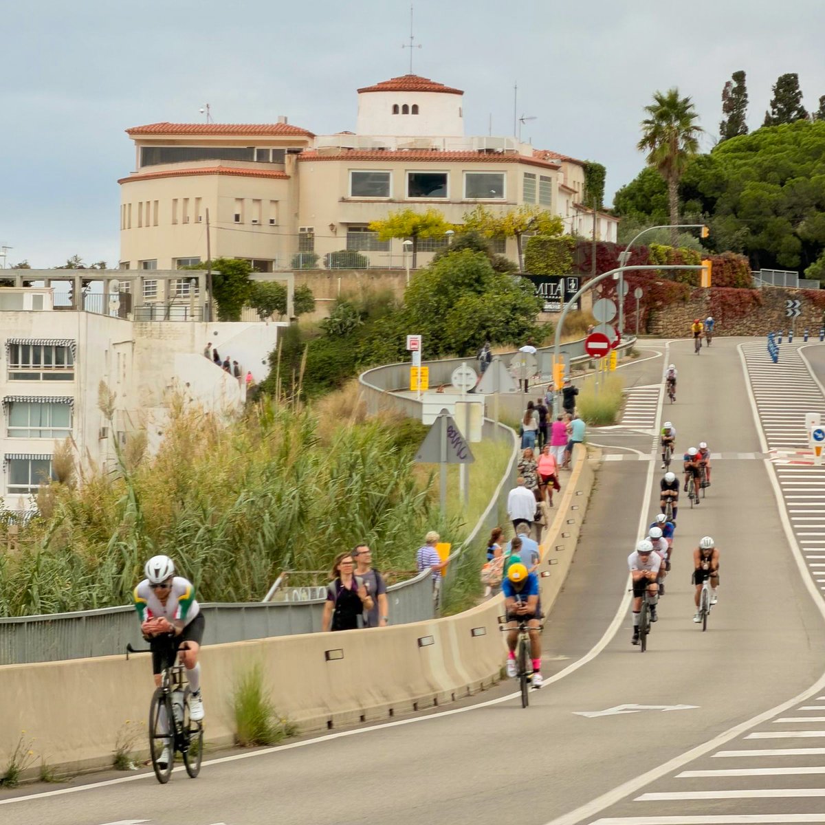 EUHTStPOL's tweet image. 🏊‍♂️🚴‍♂️🏃‍♂️ Este domingo, miles de triatletas del IRONMAN Barcelona cruzaron Calella… ¡pasando justo por delante de EUHT StPOL! 💪

Así se vivió la emocionante jornada en primera línea 🙌🏼

#EUHTStPOL #IronmanBarcelona #Ironman #IronmanCalellaBarcelona #Ciclismo #Triatlón #Sport