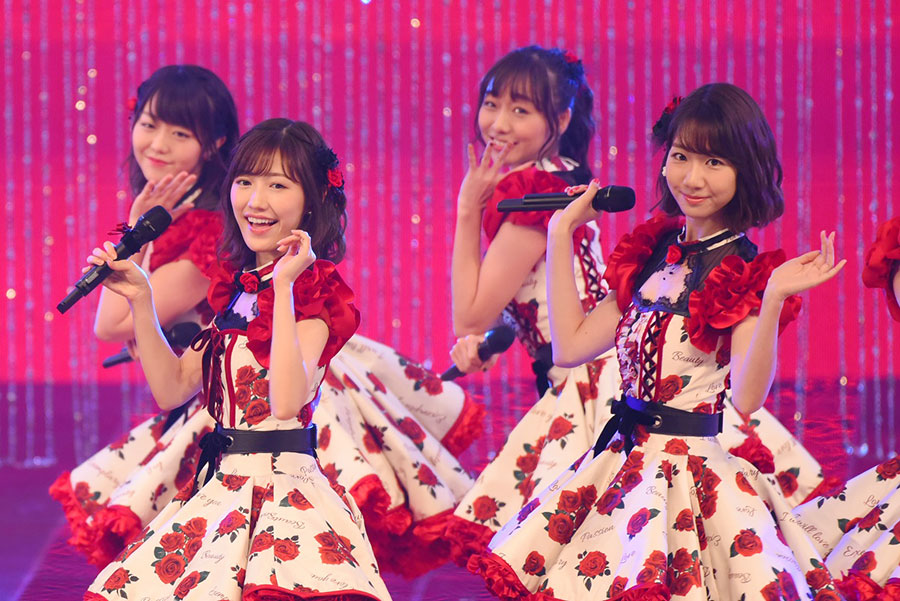 今月開催されるAKB48 大衣装展で販売されるアクキー まゆゆの衣装が2点