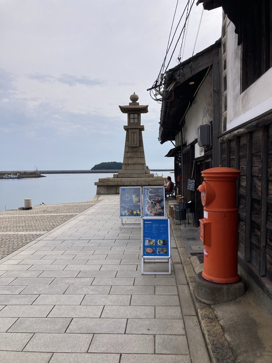 TASTESOIL's tweet image. 鞆の浦編②
雁木(ガンギ)と言う石階段
の実用性が素晴らしい✨✨
町並みが素晴らしく落ち着く🍵
基本的に古い町(街)並みに
海と山と神社仏閣等があると
好きなんだなぁ😍
とつくづく思う還暦オジさん🤣
#福山市
#日本遺産
#鞆の浦
#崖の上のポニョ
#宮崎駿