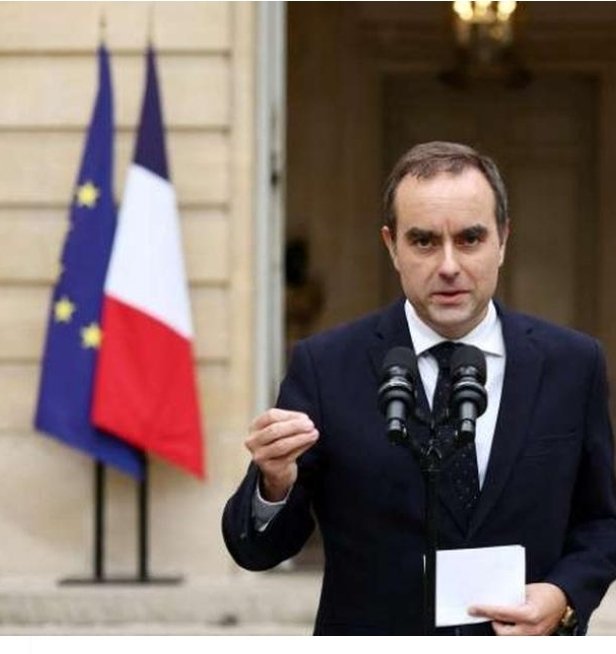 اقصر حكومة في تاريخ فرنسا لم تعمر أكثر من 12 ساعة. 
وضع يعكس عمق الأزمة السياسية ما جعل البعض يطالب بمراجعة شاملة للدستور لطي صفحة الجمهورية الخامسة وإطلاق الجمهورية السادسة بدستور جديد ياخذ بعين الاعتبار التغيرات التي شهدها المجتمع الفرنسي منذ 1958 تاريخ صدور الدستور الحالي.