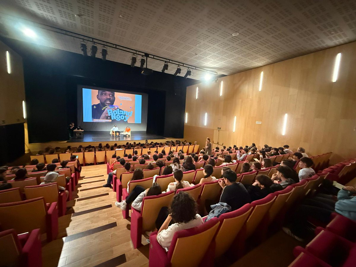 Roland_Mimingoy's tweet photo. Ce matin dans la ville de Sant Joan Despí avec les élèves de 3eme de ESO (13-14 ans). J'ai répondu à leurs questions sur la thématique de: "La Guerre du Coltan en RDC: Causes et conséquences."
Je leur ai demandé de continuer la #visibilisation et la #conscientisation sur ce sujet https://t.co/OtGjDQUZpl