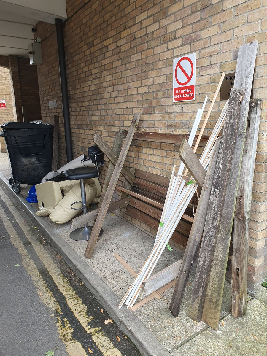 happyhammer19's tweet photo. @AsterGroupUK @Central_Cecil  @ISHA_London @LondonFire @IslingtonBC @EmilyThornberry 
Fly-tipping epidemic 
Reported to contactcentre@aster.co.uk 23rd September and still piling up. 

Is is going to take a major fire, before you act?

Guy Fawkes anyone? 🔥 📛 https://t.co/f2sFRIXn9B