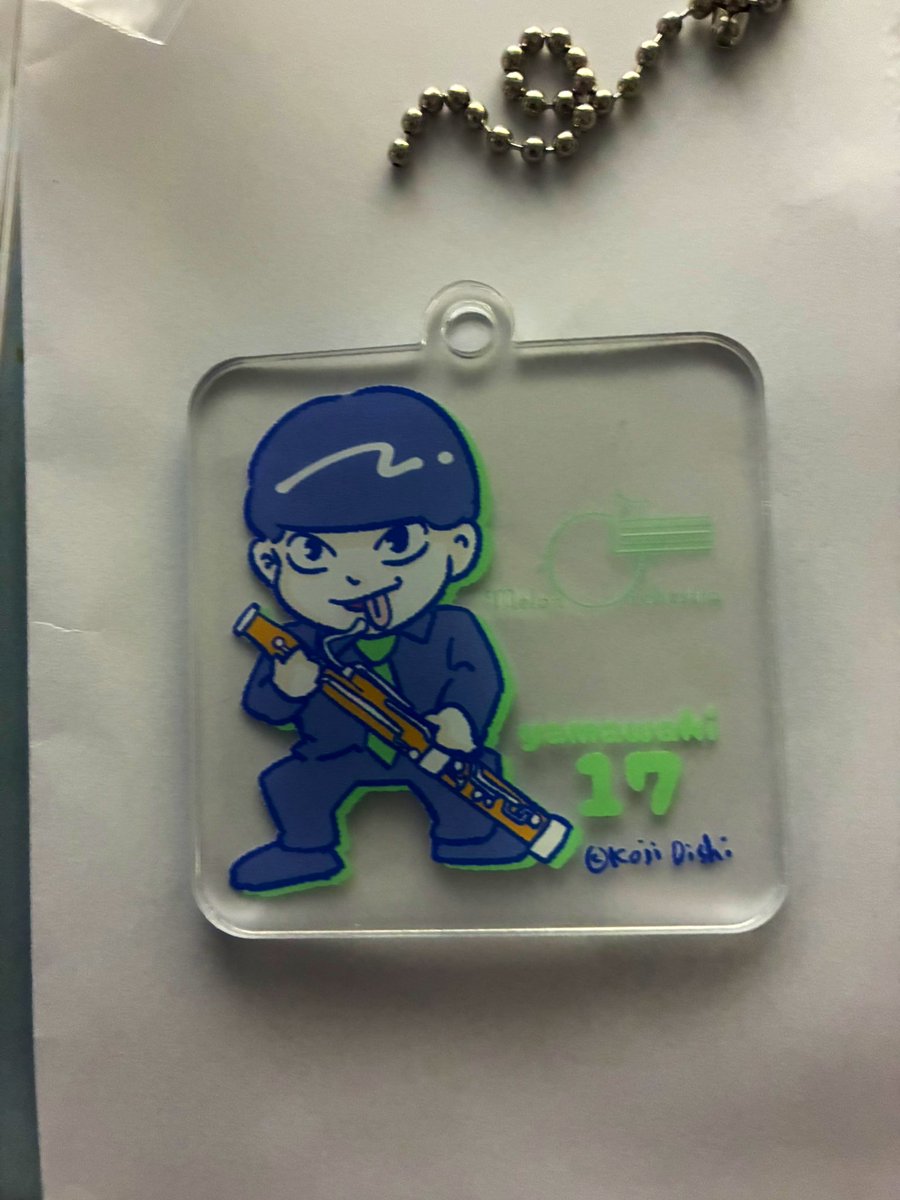 y1am7a's tweet image. #めろんオーケストラ　の物販で作っていただいた、キーホルダー。
大石浩二先生による似顔絵だったとは。
唯一無二。

もったいなくて使えない。
ゴミ部屋で無くすと二度と見つからなくなるので、
大事に机にイン。