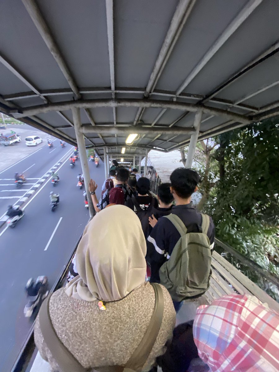uridanee_'s tweet photo. St Tanjung Barat skrg kaya ngantri sembako @drama_krl @CommuterLine https://t.co/pMUPkRe4Ld