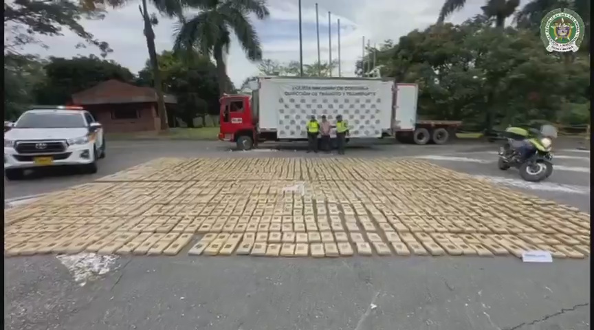 LaWebNoticias's tweet photo. ¡Golpe al narcotráfico! Incautadas 1,2 toneladas de marihuana en la vía Bogotá–Villavicencio.
El estupefaciente pertenecía a las disidencias y tenía como destino Venezuela. Un hombre con amplio prontuario judicial fue capturado.
https://t.co/b90yR53onO https://t.co/ylDIcK4pNV