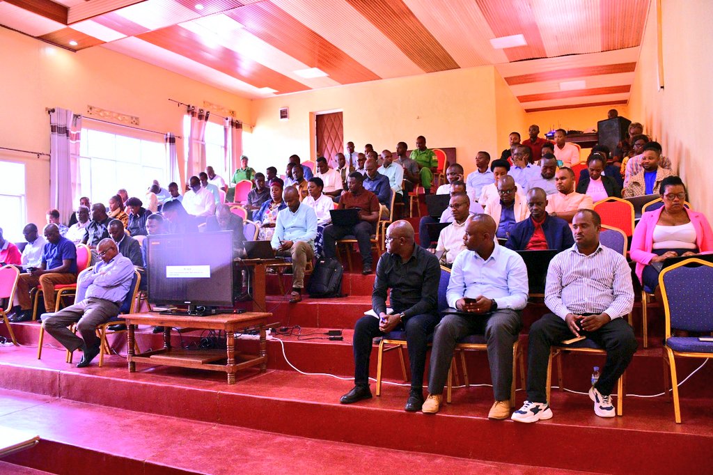 GisagaraDistr's tweet photo. Umuyobozi w'Akarere @JRutaburingoga ayoboye inama ihuje Komite Nyobozi, Abakozi bose bakorera ku Karere HQs n'Abanyamabanga Nshingwabikorwa b'Imirenge. Baraganira ku ngingo zikurikira:
-Ikiganiro ku bumwe n'uhudaheranwa
-Imihigo 2025-2026
-Imikorere n'imikoranire
@RwandaSouth https://t.co/m0HOlKGNS7