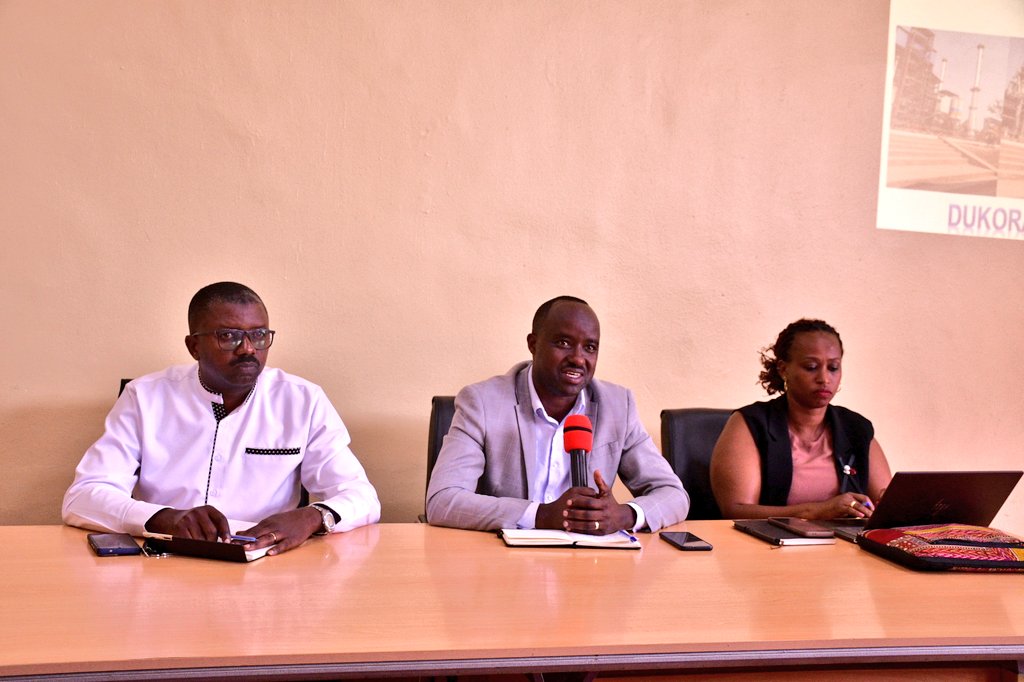 GisagaraDistr's tweet photo. Umuyobozi w'Akarere @JRutaburingoga ayoboye inama ihuje Komite Nyobozi, Abakozi bose bakorera ku Karere HQs n'Abanyamabanga Nshingwabikorwa b'Imirenge. Baraganira ku ngingo zikurikira:
-Ikiganiro ku bumwe n'uhudaheranwa
-Imihigo 2025-2026
-Imikorere n'imikoranire
@RwandaSouth https://t.co/m0HOlKGNS7