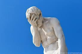 "No duele lo que pasa, duele lo que esperabas que ocurriera. La decepción nace cuando construyes ilusiones sobre alguien y luego la realidad no coincide.
La clave no es endurecerse, sino soltar las expectativas irreales, porque esperar menos no es ser frío, es ser libre."

Marco